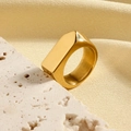 Bague géométrique large pour hommes en finition dorée avec texture brossée - US 7 / Or
