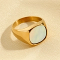 Bague chevalière en acier titane doré avec nacre blanche carrée sur fond en cuir beige - US 7 / Coquille Blanche