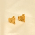 Detalle de pendientes de corazón en oro 18k con textura martillada sobre seda - Textura Martillada Corazón (EHF008)