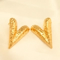 Detalle de pendientes en V de acero chapado en oro de 18k con textura lava martillada - Forma V Martillada (EHF010)