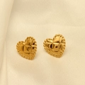 Detalle de pendientes de corazón dorados con textura acolchada y bordes festoneados - Corazón de Celosía Acolchado (EHF013)