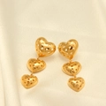 Vista detallada de pendientes de tres corazones calados bañados en oro de 18 quilates - Textura Hueca de Triple Corazón (EHF128)