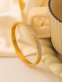 Detailopname van de gouden titanium stalen armband met drie rijen zirkonia steentjes - 18K goud / Goud