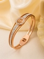 Détail du jonc arbre de vie en or rose avec zircons blancs et fermoir à charnière - Or 18 carats / Or rose