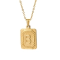 Gros plan du collier plaqué or 18K avec pendentif rectangulaire et lettre B en relief doré - Lettre B / Or