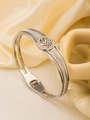 Vue détaillée du bracelet Arbre de Vie en acier argenté serti de pierres en zircon - Or 18 carats / Argent