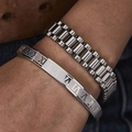 Detalle del conjunto de brazaletes de acero al titanio plateado con números romanos y eslabón - Juego de brazaletes y pulseras / Conjunto Plateado