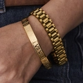 Detalle de pulsera de cadena dorada y brazalete con números romanos sobre fondo vaquero - Juego de brazaletes y pulseras / Juego de Tono Dorado