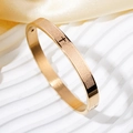 Brazalete dorado de acero inoxidable con el Padre Nuestro y cruz negra grabada - Oro Rosa Mayúsculas