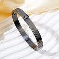 Brazalete punk de hombre en acero negro con grabado de escrituras en español y una cruz - Negro Mayúsculas