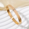 Brazalete de acero inoxidable chapado en oro de 18k cepillado con cruz y oración - Oro Rosa Minúsculas