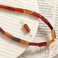 Detailopname van 4x10mm rechthoekige rode agaat kralen voor vintage sieraden maken - Vintage Warm Rood Rechthoekige Stijl (3)