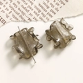 Primer plano de cuentas de vidrio gris translúcido en forma de engranaje para joyería DIY - 1 Pieza / Gris oscuro
