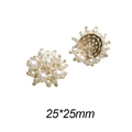 Détail d'un charm trèfle en perles de 25x25mm avec perles blanches et support doré - Style Perle