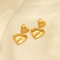 Elegantes pendientes de doble corazón en acero chapado oro 18k con textura de metal líquido - Corazón de Doble Capa de Metal Líquido (EHF063)