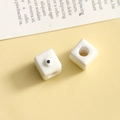 Dettaglio macro di perle cubiche bianche con motivo a occhio per gioielli fai-da-te - Tondo Bianco / 1 Pezzo