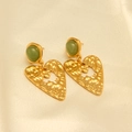 Pendientes de corazón en oro de 18k con textura martillada y detalle de piedra verde - Corazón Martillado con Piedra Verde (EHF126)