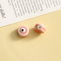 Dettaglio macro di perline in vetro Evil Eye rosa con foro centrale per gioielli DIY - Cerchio Rosa / 1 Pezzo