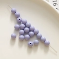 Dettaglio di perle acriliche lavanda da 8 mm con fori per gioielli e accessori fai da te - Viola
