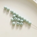 Dettaglio di perline rotonde in acrilico verde menta da 8mm con fori per gioielli DIY - Verde