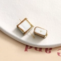 Makroaufnahme quadratischer Glasperlen mit Goldglitzer für DIY-Schmuckherstellung - 1 Stück / 64# Milchweiß