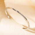 Brazalete rígido retorcido minimalista plateado con una superficie pulida espejo - Plata-Estilo Plano Minimalista (szkk104s)