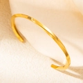 Brazalete minimalista de oro de 18k con nudo ondulado y acabado pulido - Dorado-Estilo Plano Minimalista (szkk104g)