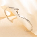Brazalete de plata minimalista con diseño de onda retorcida y acabado de espejo pulido - Plata-Estilo de Onda Aerodinámico (szkk107s)