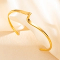 Brazalete abierto ondulado chapado en oro de 18k con diseño de nudo trenzado moderno - Dorado-Estilo de Onda Aerodinámico (szkk107g)