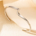 Bracciale rigido aperto argento con design a onde intrecciate e finitura lucida - Argento-Stile a Onda Intrecciato (szkk108s)
