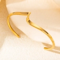 Bracciale rigido aperto a onde minimalista placcato in oro 18k con finitura a specchio - Oro-Stile a Onda Intrecciato (szkk108g)