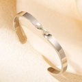 Bracciale rigido aperto a nodo intrecciato finitura argento stile minimalista - Argento-Stile Intrecciato Mobius (szkk109s)