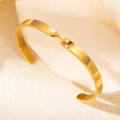 Bracciale rigido aperto placcato oro 18k con elegante design a nodo su seta morbida - Oro-Stile Intrecciato Mobius (szkk109g)