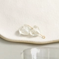 Dettaglio di perle di vetro a forma di cuore con effetto perlato e raccordi dorati - Bianco