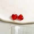 Dettaglio ravvicinato di perle di vetro rosse a forma di cuore per accessori gioielli DIY - Rosso