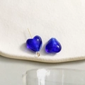 Dettaglio di ciondoli a cuore in vetro blu scuro con foglia d'argento per gioielli - Blu scuro