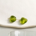 Dettaglio dei ciondoli a cuore in vetro verde smeraldo con trama interna in argento - Verde matcha