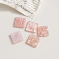 Détail de cinq breloques carrées en acrylique rose pailleté pour bijoux DIY et pinces - Rose