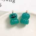 Vue macro de breloques citrouille en résine vert émeraude avec anneau doré pour bijoux - Style de Citrouille Vert Émeraude (2)