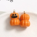 Détail de pendentifs citrouille d'Halloween en résine avec visage et crochets dorés - Style de Citrouille Orange Vif (3)