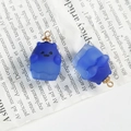 Gros plan de pendentifs chat en résine mate dégradé bleu pour la création de bijoux - Chat Mat Bleu Dégradé (4)