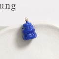 Makro-Detail eines blauen Harz-Kürbisanhängers mit Goldring für Bastelarbeiten - Königsblauer Geschichteter Kreaturenstil (13)