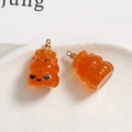Nahaufnahme des orangefarbenen Halloween-Anhängers aus Kunstharz mit goldenem Ring - Orangefarbener Tier-Sonnenbrillen-Stil (18)