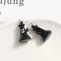 Makroansicht eines glänzenden schwarzen Halloween-Geist-Anhängers mit goldener Öse für DIY - Schwarzer Geist Zaubererhut-Stil (16)