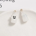 Detail von zwei durchscheinenden Geisteranhängern aus Harz mit goldenen Ösen für DIY-Schmuck - Mattweißer Lächelnder Geist-Stil (15)