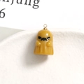 Makroansicht eines niedlichen Geister-Resin-Anhängers mit schwarzem Gesicht und Goldring - Ingwergelber Wütender Ausdrucksstil (6)