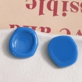 Primo piano di ciondoli in resina blu lucida irregolare per gioielli fai-da-te - Blu scuro