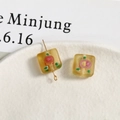 Detail of frosted square glass beads with pink rose pattern and golden metal pin - Square (22#) / 1 Piece / Yellow