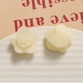Detail von cremeweißen 3D-Harzrosen mit mattem Finish für DIY-Schmuckhandwerk - Milchweiß