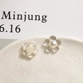Vue macro d'accessoires fleurs en résine à 5 pétales avec perles pour bijoux DIY - Transparent